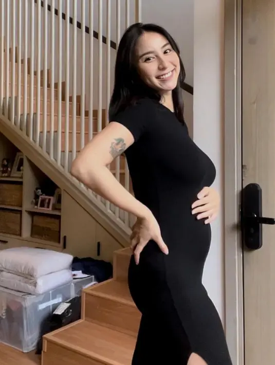 Clairine tampil menawan dengan dress ketat lengan pendek yang memamerkan baby bumpnya. [@clairineclay]
