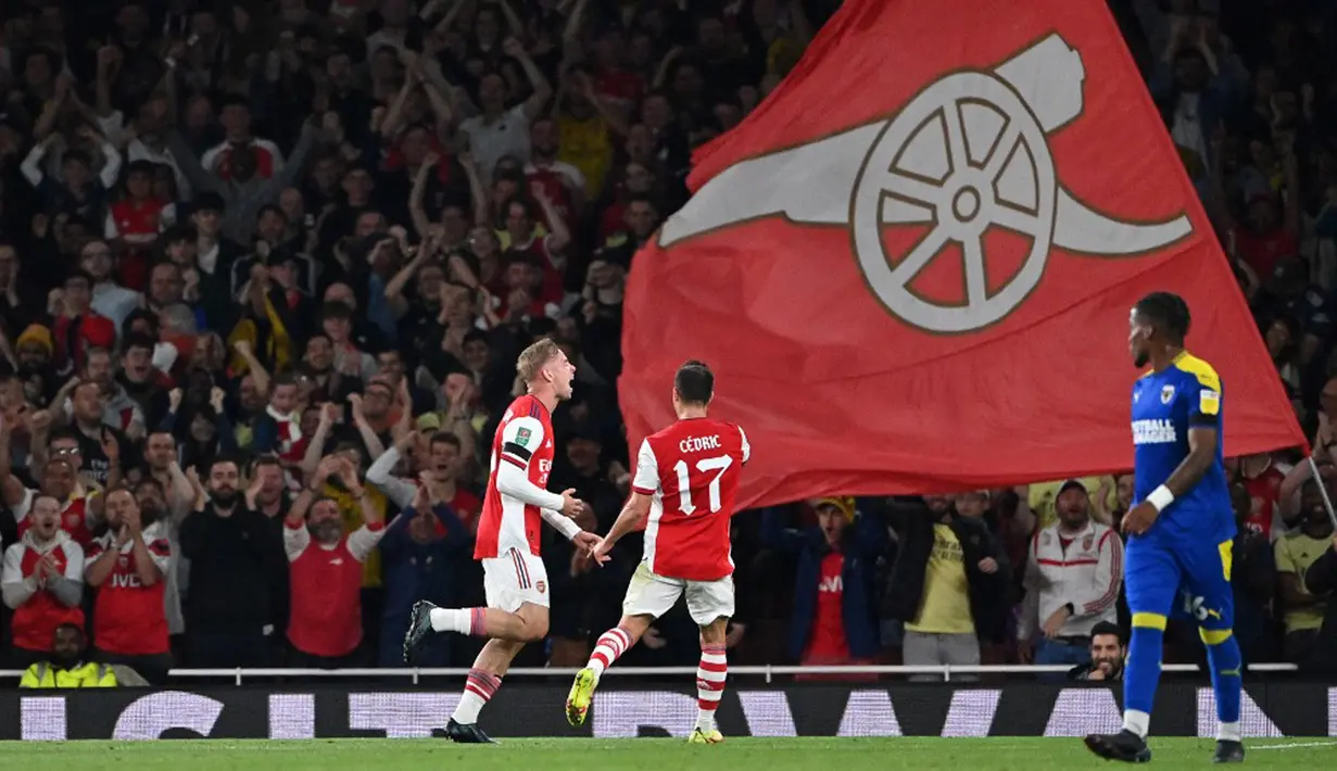 Pemain Arsenal Emile Smith Rowe (kiri) melakukan selebrasi usai mencetak gol ke gawang AFC Wimbledon pada pertandingan Piala Liga Inggris di Emirates Stadium, London, Inggris, 22 September 2021. Arsenal menang 3-0. (JUSTIN TALLIS/AFP)