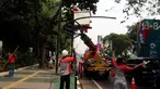 Petugas Suku Dinas PE Jakarta Pusat bersama Satgas PJU, mencabut dan menggeser tiang listrik dan lampu penerangan jalan yang menghalangi jalur sepeda di trotoar Jalan Asia Afrika dan Jalan Gelora, Senayan, Jakarta, Rabu (1/8). (Liputan6.com/Johan Tallo)