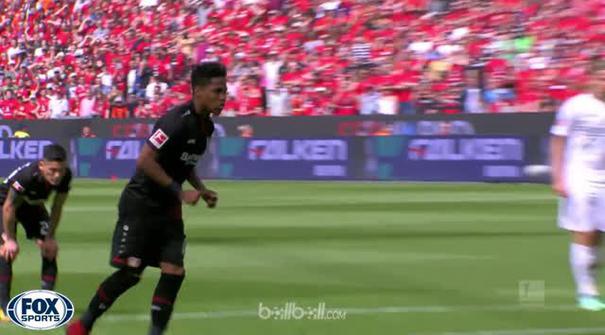 Bayer Leverkusen meraih kemenangan 3-2 atas Hannover, namun tetap gagal mengamankan posisi empat besar klasemen karena kalah selis...