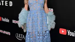 Pose Paris Hilton saat menghadiri pemutaran perdana Los Angeles "Demi Lovato: Simply Complicated" di Teater Fonda, Los Angeles, California (11/10). Paris Hilton tampil dengan gaun seksi berwarna biru. (Photo by Chris Pizzello/Invision/AP)