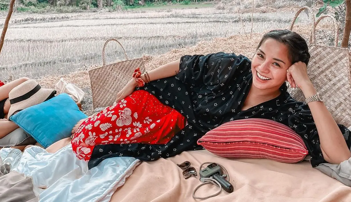 Kirana Larasati salah satu yang terkena dampak pandemi ini. Di tengah bisnisnya yang agak goyang, ia terus mencari cara mempertahankannya. Layaknya para pengusaha yang lainnya. (Instagram/kiranalarasati)