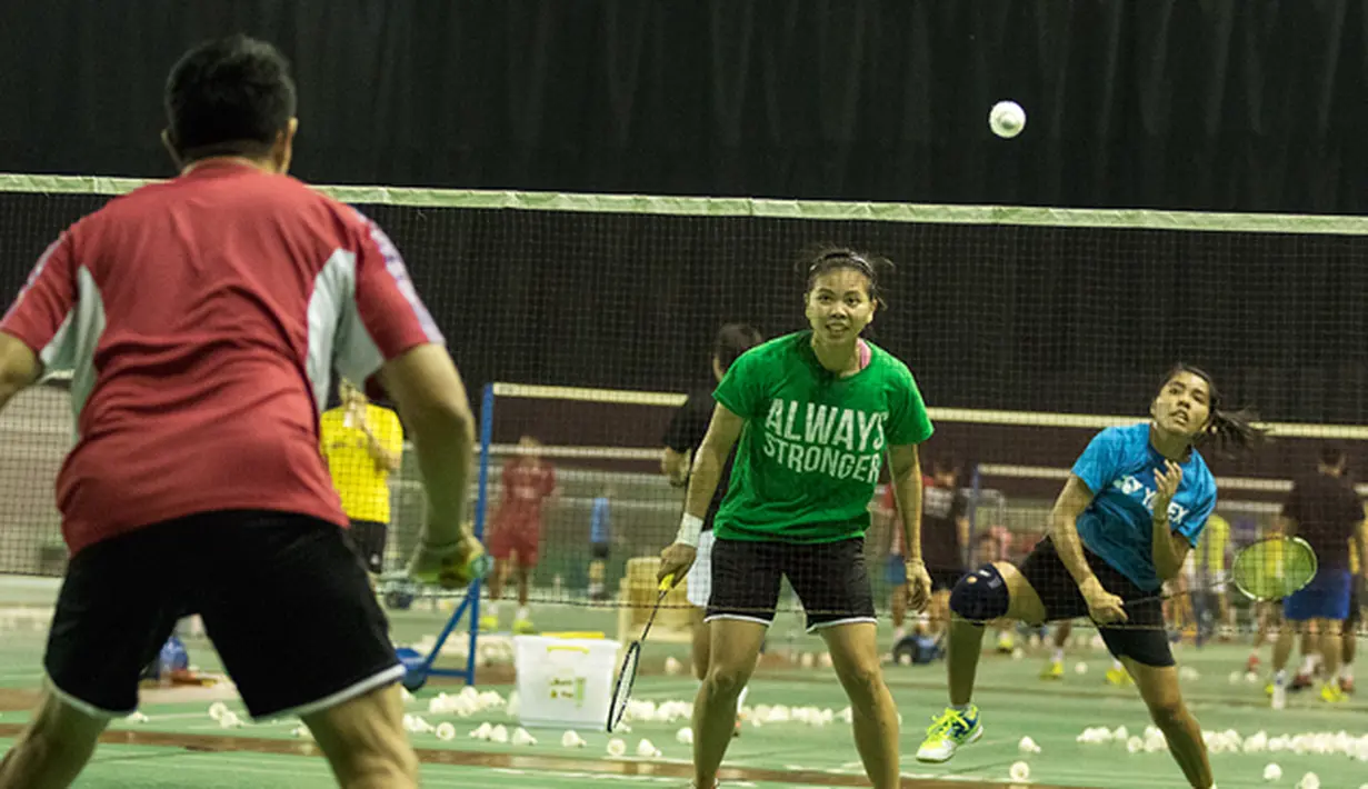 Greysia Polii dan Nitya Krishinda Maheswari dengan penuh semangat mengikuti latihan bersama jelang Kejuaraan Dunia BWF 2015 di Pelatnas Cipayung, Jakarta, Kamis (6/8/2015). (Bola.com/Vitalis Yogi Trisna)