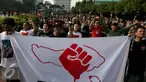 Masyarakat aliansi Forum Rakyat Bali di Jakarta melakukan aksi saat Car Free Day (CFD) di Bundaran Hotel Indonesia, Jakarta, Minggu (4/9). Dalam aksinya mereka bernyanyi menyerukan Tolak Reklamasi Teluk Benoa. (Liputan6.com/Johan Tallo)