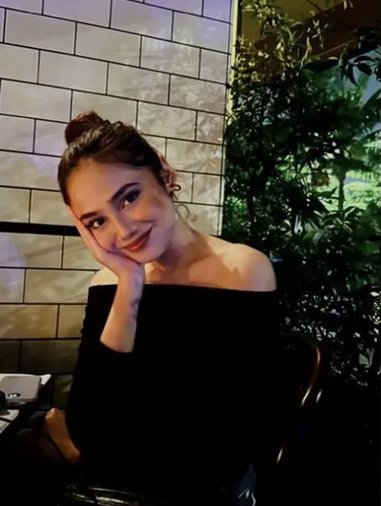 Syifa pun tampil lebih dewasa dengan gaya makeup boldnya, mengenakan lipstik matte dan eyeshadow darknya. @jovankalexndra