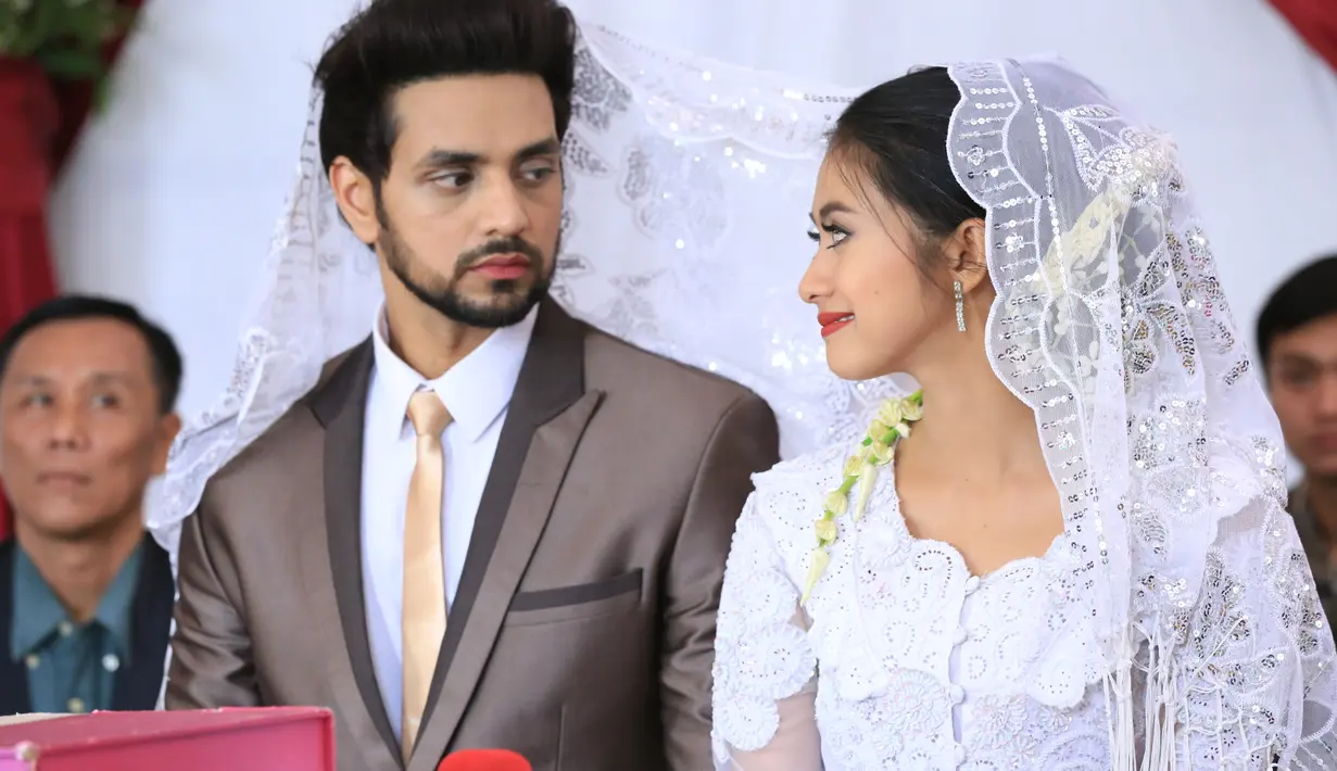 Usai melakukan serangkaian agenda di Jakarta, akhirnya pemeran Ranveer dan Ishani, Shakti Arora dan Radhika Madan kembali bertolak ke India. Namun mereka punya kesan tersendiri soal Indonesia. (Adrian Putra/Bintang.com)