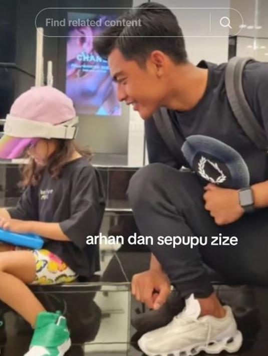 Pratama Arhan terlihat gemas melihat kelucuan sepupu dari Azizah. Arhan pun tampak senang melihat anak kecil. Ia sering menggoda anak-anak kecil dan menghibur mereka dengan guyonan Arhan. (Liputan6.com/IG/arhanazizah.official)