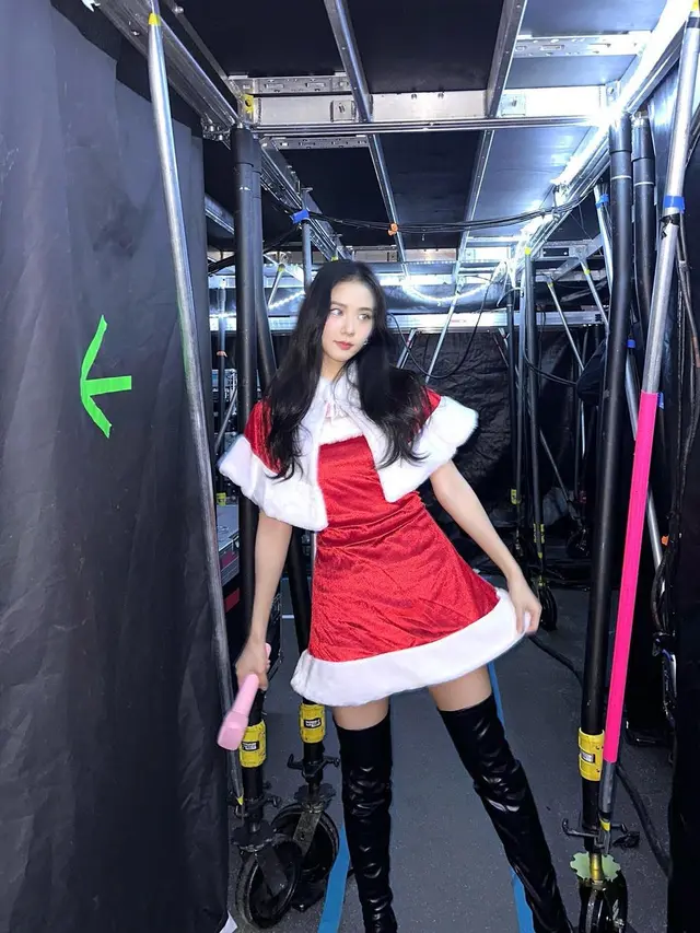 Pesona Cantik Member BLACKPINK Rayakan Natal Pakai Kostum Santa Claus