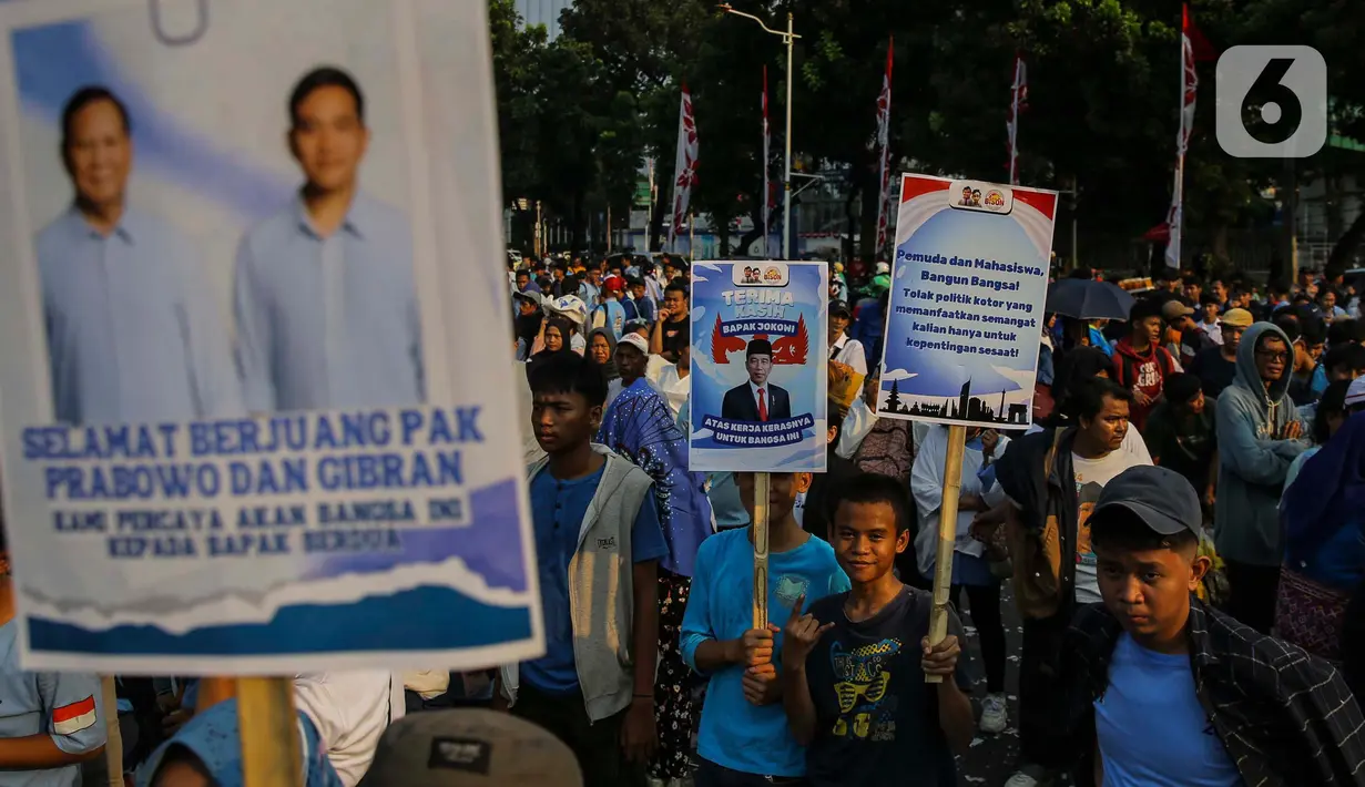 Peserta aksi juga terlihat membawa poster yang berisi ajakan untuk menolak pelbagai ujaran kebencian di akhir masa jabatan Jokowi-Ma'ruf Amin. (Liputan6.com/Angga Yuniar)