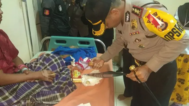Kapolres Gowa AKBP Shinto melihat langsung telur yang dikeluarkan Akmal dari duburnya (Liputan6.com/ Eka Hakim)