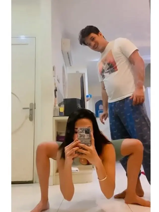 Workout challenge yang dilakukan Vanessa Angel dan Bibi Ardiansyah (https://www.instagram.com/p/CReLtAfHjit/)