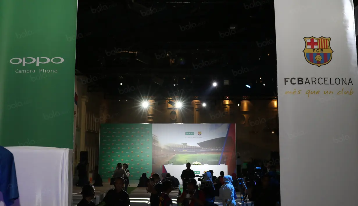 Suasana perjanjian kerjasama Oppo Kamera Phone dan Barcelona FC di Emperica, SCBD, Jakarta, Kamis (21/7/2016). (Bola.com/Nicklas Hanoatubun)