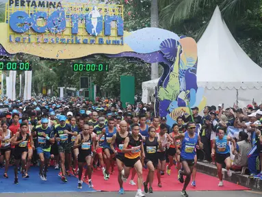 Pelari jarak 10 km melakukan start lomba Pertamina Eco Run 2017 di Pantai Karnaval Ancol, Jakarta, Sabtu (16/12). Ribuan pelari ambil bagian pada lomba yang bertema Lari Lestarikan Bumi. (Liputan6.com/Helmi Fithriansyah)