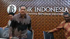Gubernur Bank Indonesia (BI) Agus Martowardojo (batik hitam) saat akan memberikan keterangan pers di Jakarta,(19\8). Hasil Rapat Dewan Gubernur BI mencatat triwulan II 2016  mempertahankan 7 days Repo Rate sebesar 5,25 persen. (Liputan6.com/Angga Yuniar)