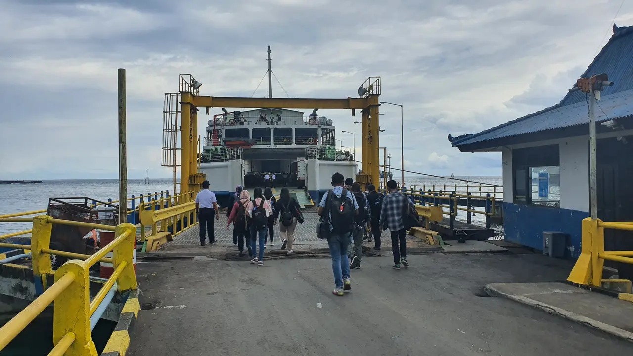 Suasana di Pelabuhan Lembar, Lombok NTB. Jumlah penumpang meningkat usai pemerintah mencabut aturan wajib tes Covid-19. (Liputan6.com/Dicky Agung Prihanto)