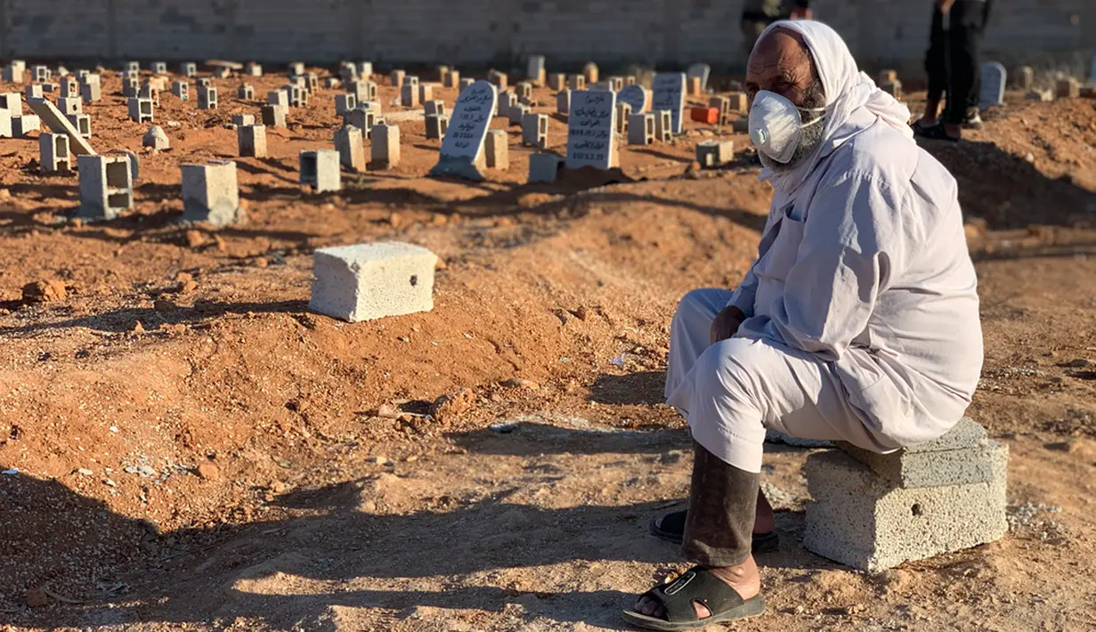 Di antara korban tewas, ada setidaknya 400 orang asing, mayoritas berasal dari Sudan dan Mesir. (AP Photo/Yousef Murad)