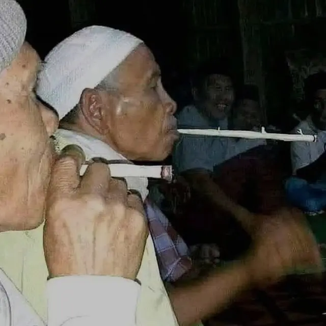 6 Aksi Nyeleneh Cara Orang Merokok Ini Bikin Tepuk Jidat