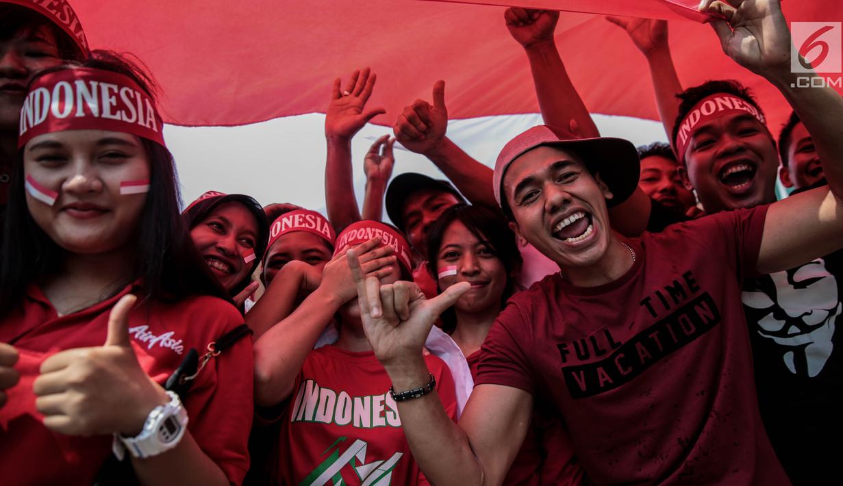 Suporter Garuda Muda memadati Stadion Selayang, Selangor untuk mendukung Timnas Indonesia U-22 melawan Timor Leste di SEA Games 2017, Minggu (20/8). Mereka datang dengan berbagai atribut merah putih dan pernak pernik lainnya. (Liputan6.com/Faizal Fanani)