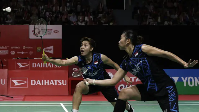 Ganda putri Indonesia, Greysia Polii / Apriyani Rahayu, berusaha memukul kok saat melawan ganda Jepang. (Bola.com/Yoppy Renato)