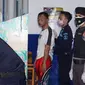 Petugas menggeledah narapidana saat razia di Lapas Kelas IIA Cikarang, Kabupaten Bekasi, Rabu (7/4/2021). (Liputan6.com/Bam Sinulingga)