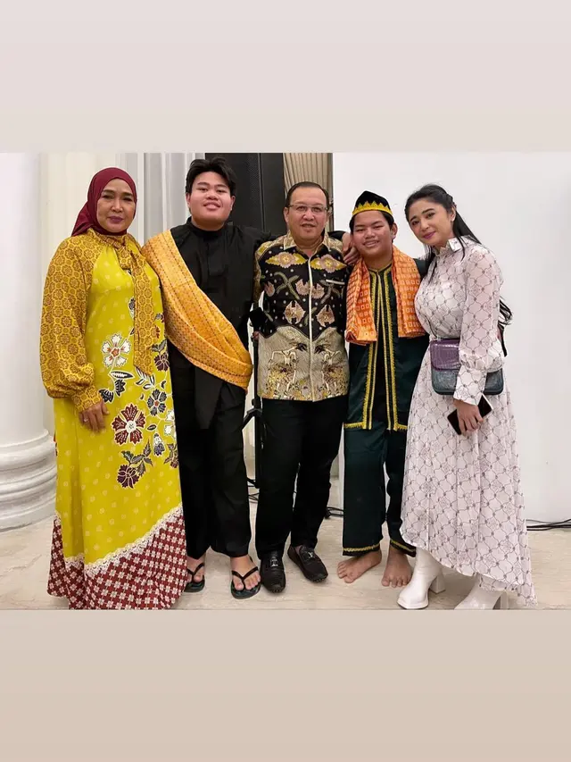 6 Potret Dewi Perssik Berhasil Didik Anak Angkat, Berprestasi hingga Lulus SMA