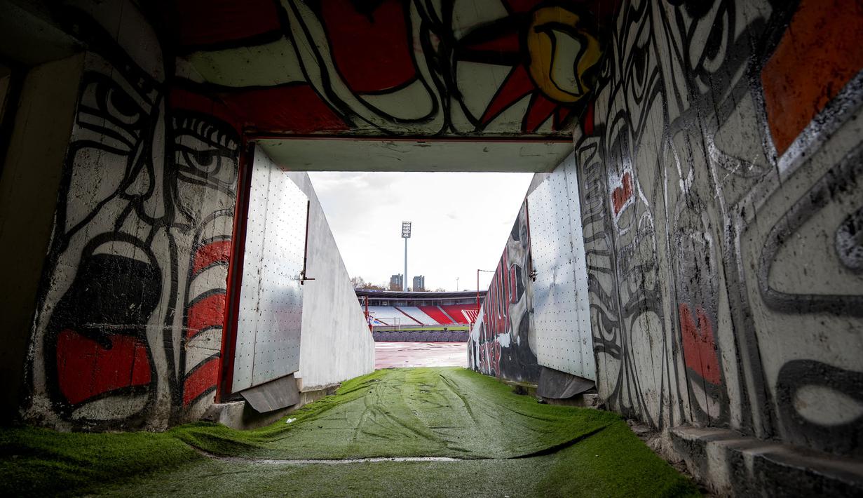 Mural di pintu masuk terowongan terkenal Stadion Rajko Mitic, Beograd, Serbia dua hari sebelum pertandingan sepak bola Grup G Liga Champions UEFA antara Crvena Zvezda (Red Star Belgrade) dan Manchester City pada 11 Desember 2023 waktu setempat. (AFP/Andrej Isakovic)