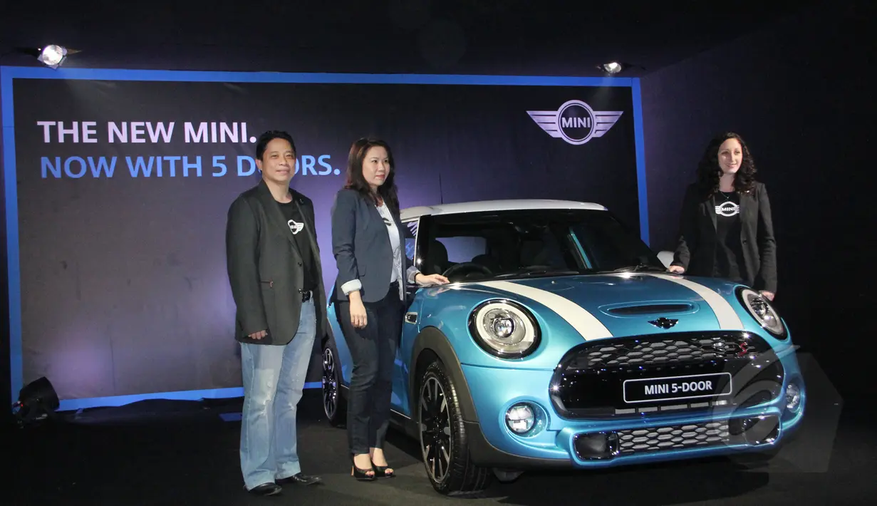 Karen Lim, Presiden Direktur BMW Group Indonesia (kedua kiri) pada peluncuran New MINI 5-Door di kawasan SCBD, Jakarta, Kamis (5/3/2015). (Liputan6.com/Helmi Afandi)