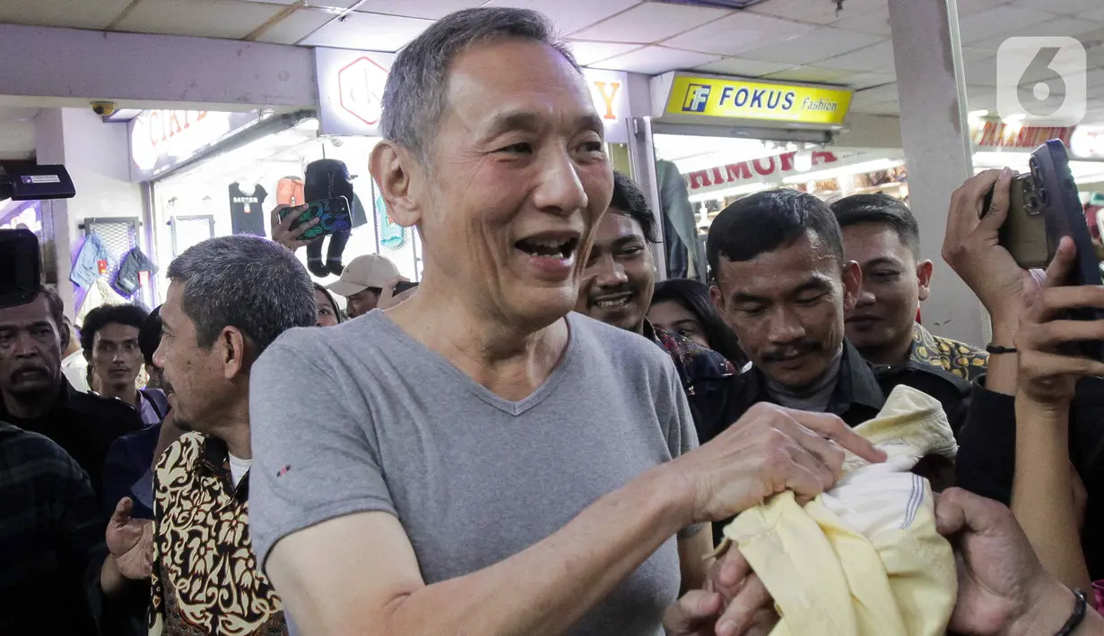 <p>Selain itu, pengusaha jalan tol itu mengaku mau belanja masalah di Pasar Tanah Abang. Ia pun mengakui Pasar Tanah Abang sudah modern. (Liputan6.com/Herman Zakharia)</p>