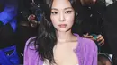 <p>Untuk acara musim Spring/Summer 2020, Jennie tampil chic tanpa busana dalam balutan kardigan Chanel ungu dengan atasan pita biru pucat dan celana jeans longgar. (Foto: @JNK19950116 via Koreaboo)</p>