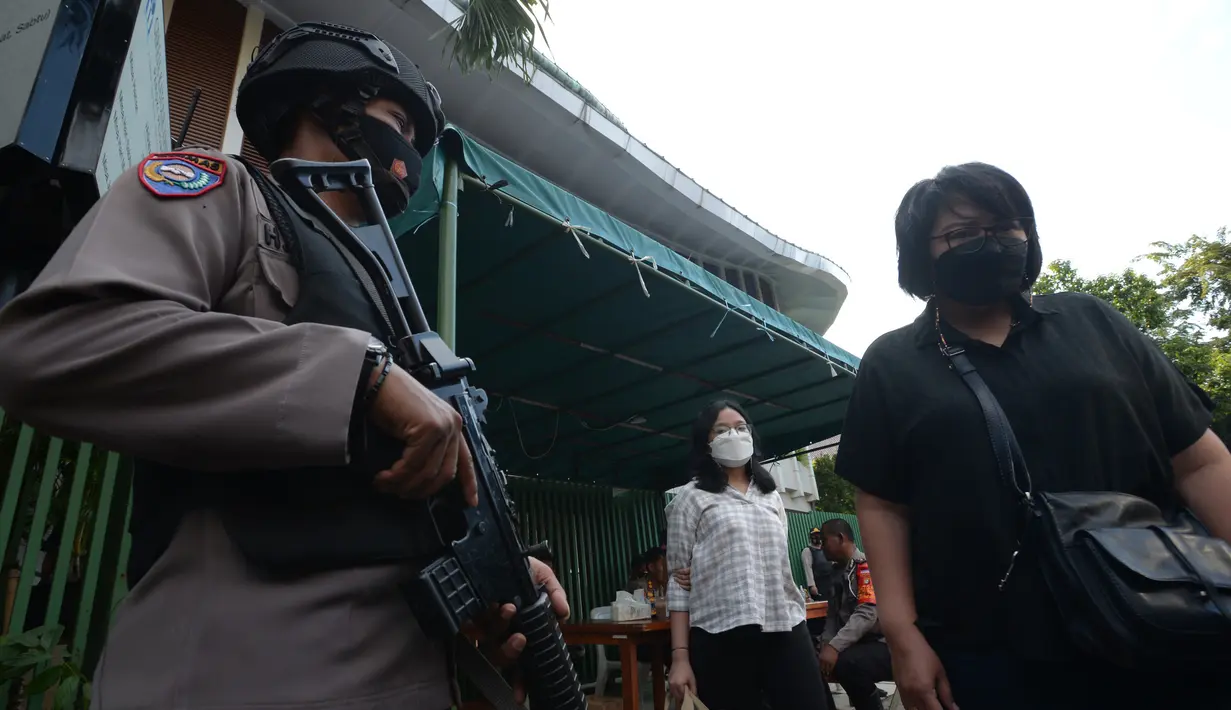 Polisi bersenjata berjaga di depan halaman Gereja Kristus Raja, Jakarta Jumat (2/4/2021). Penjagaan ini untuk pengamanan umat kristiani yang sedang melakukan ibadah Jumat Agung pada perayaan Paskah. (merdeka.com/Imam Buhori)