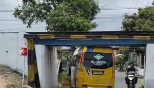 Momen Mobil Elf Tersangkut Portal Pembatas di Kediri