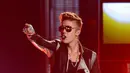 Setelah membagikan bunga untuk penggemarnya, Justin Bieber pun langsung melakukan relaksasi di Klub tersebut. Terbukti, setelah selesai bercengkrama dengan Belieber, Justin langsung memasuki bagian atas Klub. (AFP/Bintang.com)