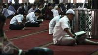 Warga bertadarus pada hari pertama bulan Ramadan 1437 H di Masjid Istiqlal, Jakarta, Senin (6/6). Bulan Ramadan, umat muslim memanfaatkan waktu memperbanyak ibadah dengan membaca Al-Quran (tadarus) dan melaksanakan salat sunah (Liputan6.com/Faizal Fanani)