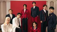 Grup idol Stray Kids pun hadir di Met Gala mengenakan setelan jas warna maroon, navy, dan putih dari Tommy Hilfiger. [@tommyhildiger]