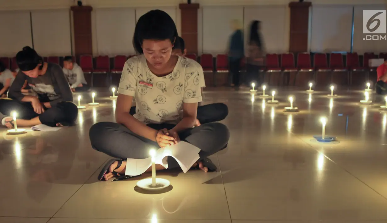 Calon Paskibraka mengikuti renungan jiwa di Aula PPPON Cibubur, Jakarta, Minggu (13/8). Tradisi malam renungan jiwa membalikkan ingatan perjuangan dan pengorbanan mereka sampai bisa lolos sebagai peserta Diklat Paskibraka 2017. (Liputan6.com/Yoppy Renato)