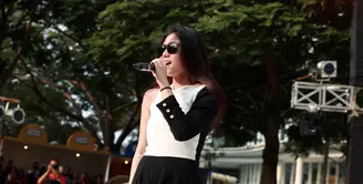 Isyana Sarasvati tampil di acara Electric Pop Ind Carnival hari terakhir pada Minggu (20/9/2015) di  area Tribeca Park, Centra Park Mall Jakarta.. (Deki Prayoga/Bintang.com)
