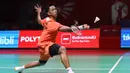 Pebulu tangkis tunggal putra Indonesia, Alwi Farhan, berusaha mengembalikan kok ke arah Lakhsya Sen (India) pada babak 32 besar Indonesia Open 2026 di Istora Senayan, Jakarta, Selasa (2/6/2026). (Bola.com/M Iqbal Ichsan)
