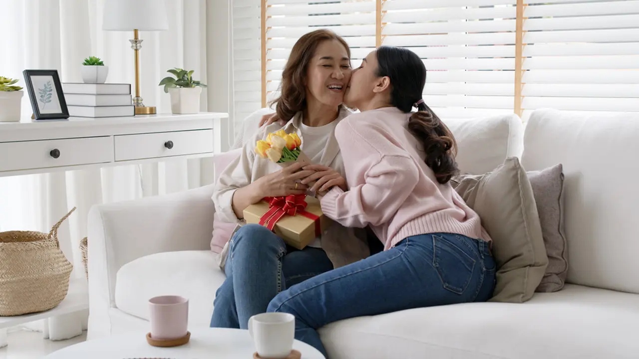 Bingung Menyiapkan Kado Ulang Tahun Ibu Mertua, Sisipkan Berlian di Salah Satu Idenya
