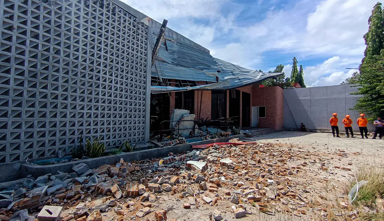Sebuah gedung rusak terlihat pasca gempa berkekuatan magnitudo 6,7 di Palu, Sulawesi Tengah, Selasa 16 Juni 2026. (MUHAMMAD RIFKI/AFP)