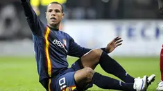 Sevilla's Luis Fabiano Clemente gestures from the ground during their UEFA Cup group C football match against Standard de Liege in Liege on November 06, 2008. AFP PHOTO JOHN THYS 