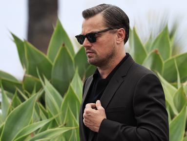 Leonardo DiCaprio meninggalkan sesi pemotretan untuk film "Killers of the Flower Moon" selama Festival Film Cannes 2023 di Cannes, Prancis selatan, pada 21 Mei 2023. (AFP/Valery Hache)
