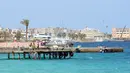 Wisatawan berjalan di dermaga pantai di kota wisata Laut Merah Mesir, Hurghada pada 3 April 2019. Sepanjang tahun Hurghada beriklim tropis, sehingga banyak turis yang datang untuk merasakan musim panas dari bulan Januari sampai Desember. (Mohamed el-Shahed / AFP)