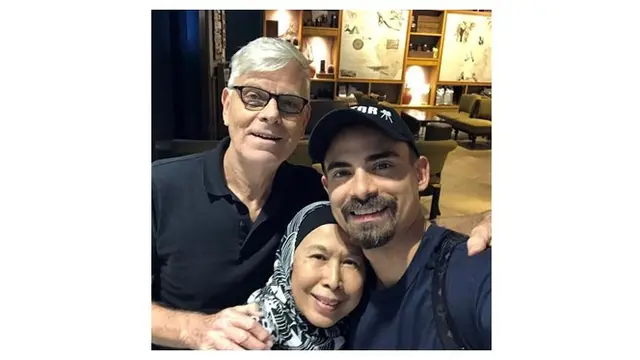 Ashraf memanggil orangtuanya dengan panggilan Umi dan Daddy, ia dikenal sebagai sosok anak yang berbakti.