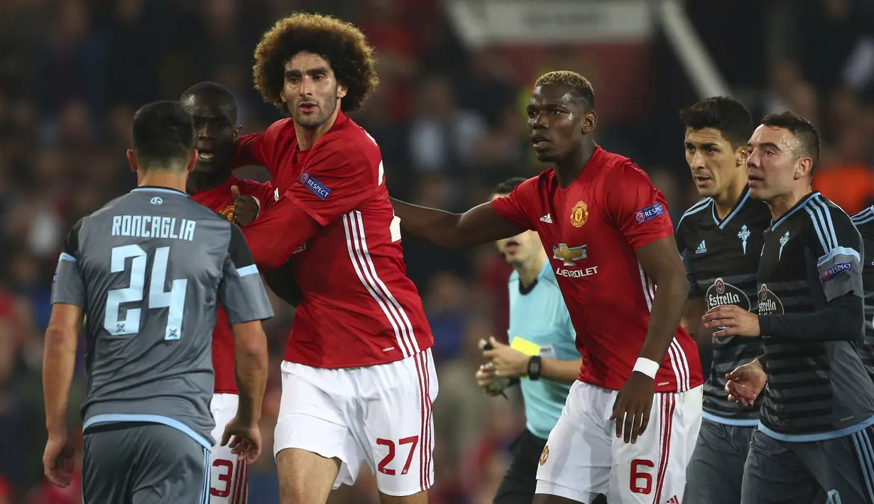 Marouane Fellaini melerai adu mulut antara Eric Bailly (2kiri) dan pemain Celta Vigo, Facundo Roncaglia pada semifinal Liga Europa di Old Trafford, Manchester (11/5/2017). Manchester United menang agregat 2-1. (AP/Dave Thompson)