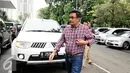 Cawagub DKI Jakarta, Djarot Saiful Hidayat saat menuju ruang Dirkrimum Polda Metro Jaya, Jakarta, Senin (5/12). Djarot diperiksa sebagai saksi kasus penghadangan kegiatan kampanye  pada 25 November 2016 lalu. (Liputan6.com/Helmi Fithriansyah)