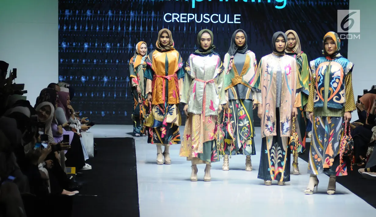Model mengenakan busana rancangan @KAINPRINTING saat Muslim Fashion Festival (MUFFEST) 2019 di JCC, Jakarta, Jumat (3/5/2019). IFI (INTERNATIONAL) X KOREA K-STREET BY GLINGREEM menampilkan rancangan @KAINPRINTING Sebanyak 8 koleksi busana hijab dengan tema  crepuscule. (Liputan6.com/Herman Zakharia)