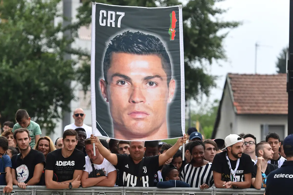 FOTO: Suporter Juventus Sambut Kedatangan Cristiano Ronaldo