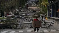 Tiang listrik dan telepon yang tumbang setelah Badai Otis menerjang Acapulco, Meksiko, Kamis, 26 Oktober 2023. (AP Photo/Felix Marquez)