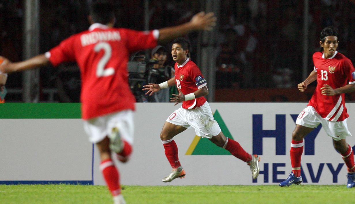 Selebrasi pemain Timnas Indonesia, Bambang Pamungkas (tengah), setelah mencetak gol ke gawang Bahrain dalam pertandingan Grup D Piala Asia 2007 yang berlangsung di Stadion Utama Gelora Bung Karno, Jakarta, Selasa (10/7/2007). Gol Bepe tersebut membawa kemenangan 2-1 untuk Indonesia atas Bahrain pada laga perdana penyisihan grup. (AFP/Jewel Samad)