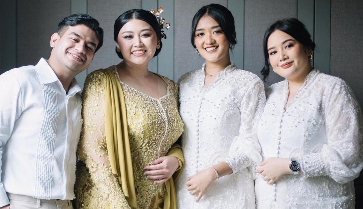 Tidak hanya didampingi keluarga, Clarissa juga ditemani oleh sahabat-sahabatnya, yaitu Fadil Jaidi, Nina dan Sandra D. Lubis. Geng persahabatan mereka dikenal dengan nama Samsolese. Ketiga sahabat Clarissa tampil kompak mengenakan busana serba putih. (Liputan6.com/IG/@fadiljaidi)